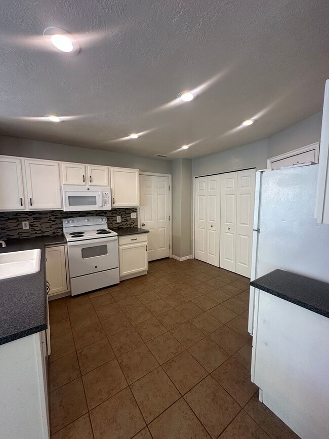 Building Photo - 3 Bed 1 Bath home in heart of Provo!