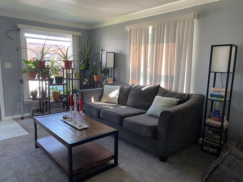 Living room - 528 E Cambourne St