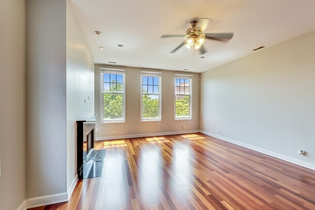 Building Photo - Available July 1st - 3 Bedroom in Wicker Park