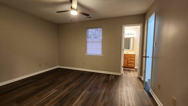 Building Photo - 208 S Ginger Dr