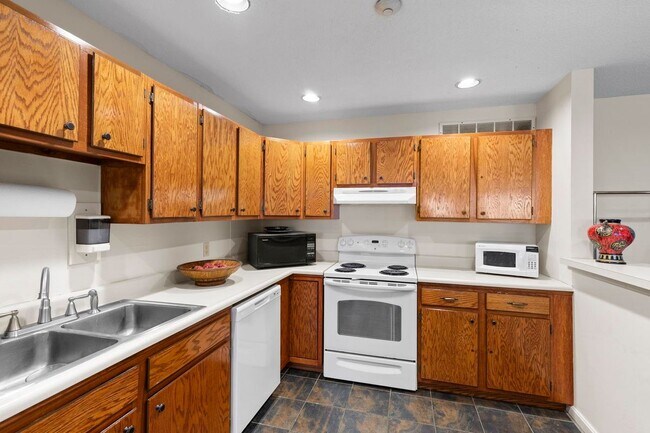 Building Photo - 904 White Cedar Blvd