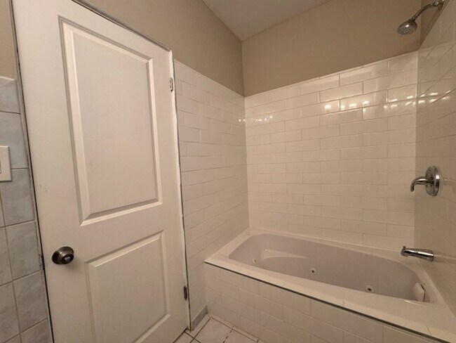 Building Photo - 3834 N Hermitage Ave