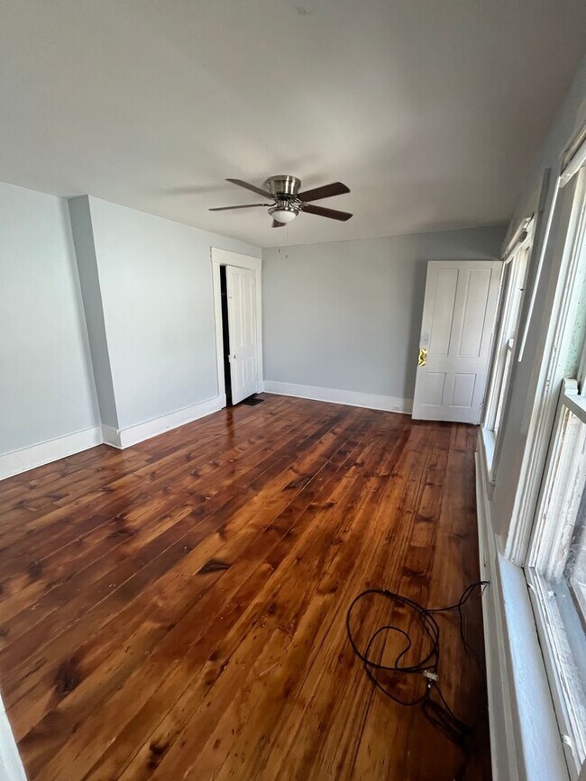 Building Photo - 816 Main St