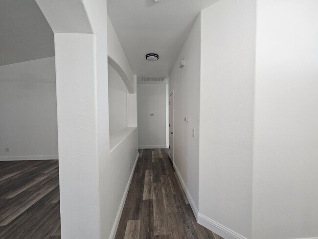 Building Photo - 4 Bedroom 2 Bath