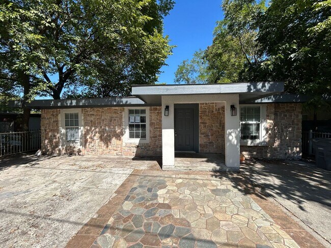 Building Photo - 4915 Heyworth Ave