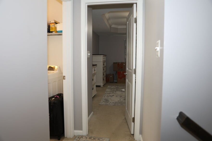 Building Photo - 5825 Rochefort St