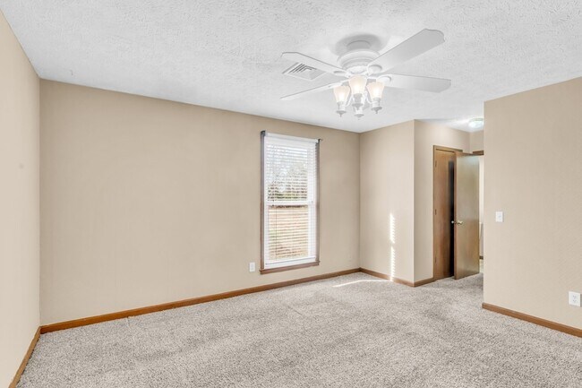 Building Photo - 341 Hickory Dr