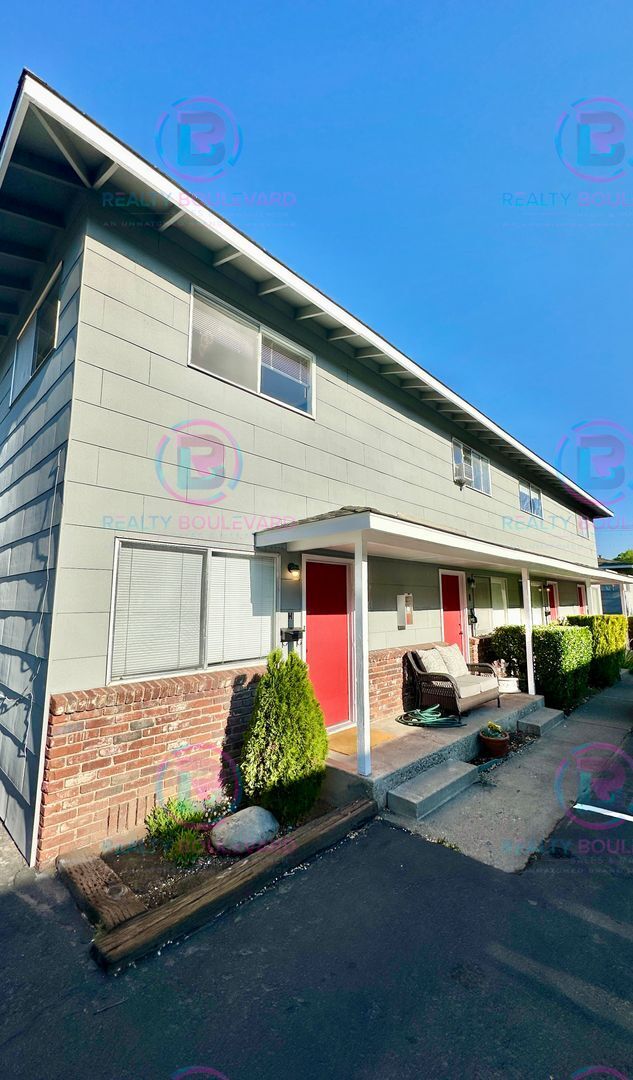 Building Photo - Delightful One-Bedroom + Office Near Idlew...