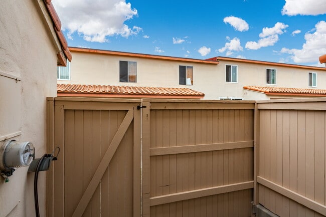 Building Photo - Resort-style amenities in a highly desirab...