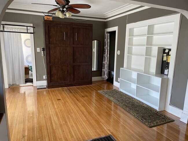 Murphy Bed - 849 N Sycamore Ave