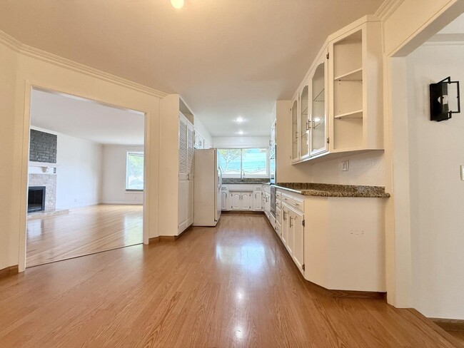 Building Photo - 705 Santa Rita St