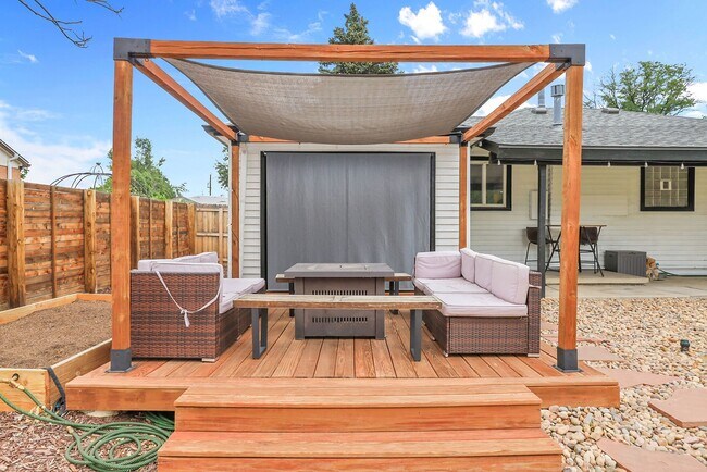 Building Photo - Modern and cozy 3 bedroom, 2 bath home