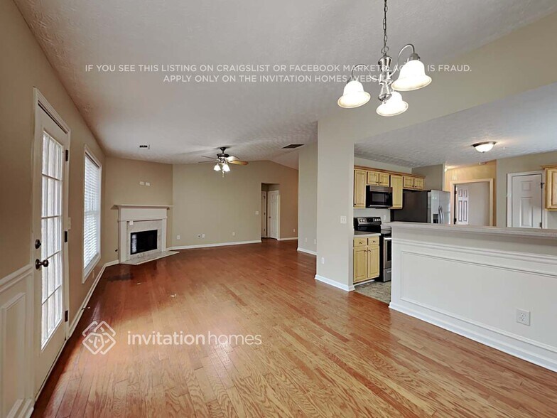 Building Photo - 141 N Square Ln