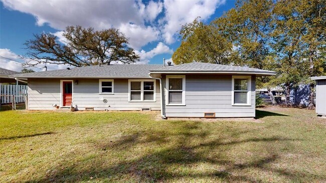 Building Photo - 911 E North Ave