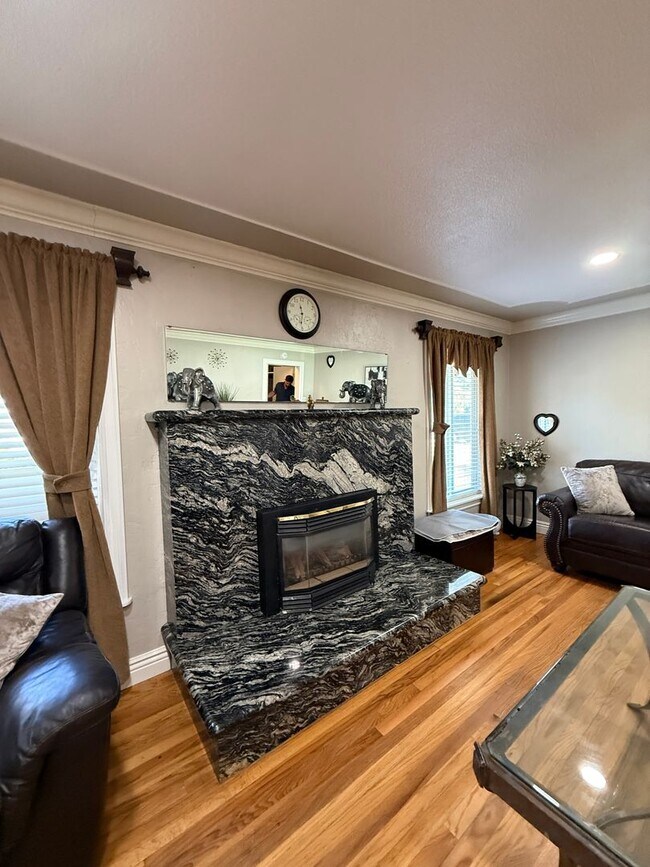 Building Photo - 1065 Del Moll Dr