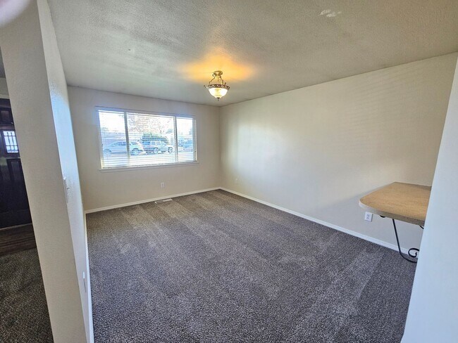 Building Photo - 3 Bedroom home in desirable neighborhood!