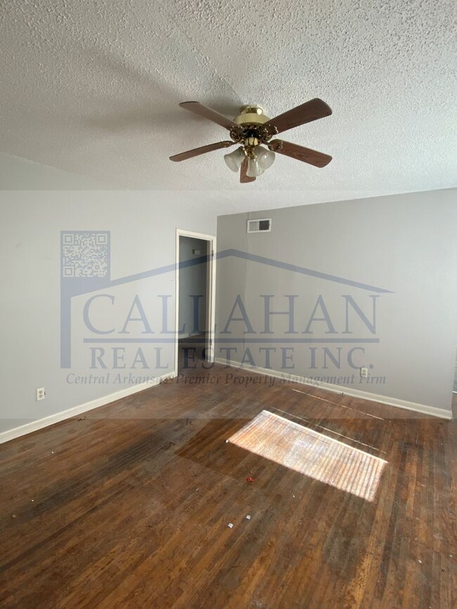 Building Photo - 2 Bedroom Duplex in NLR