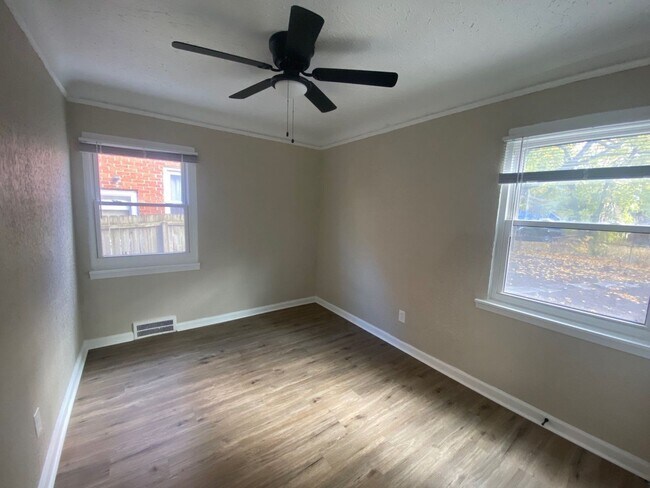 Building Photo - This beautifully updated 3-bedroom, 1-bath...