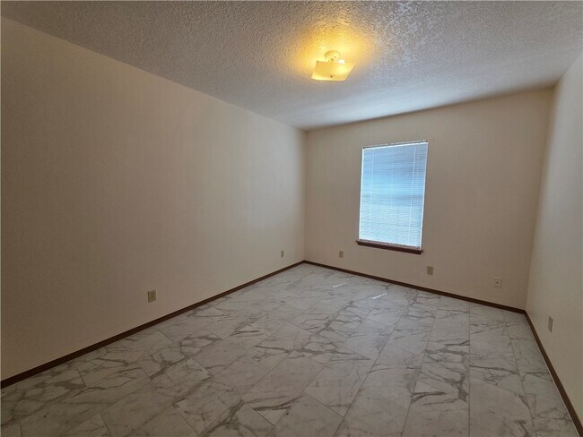 Building Photo - 2723 Kasey Ave
