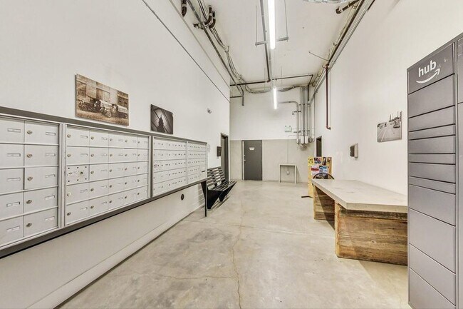 Building Photo - Two level loft with great light and ample ...