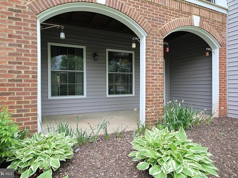 Covered outdoor patio - 46602 Ellicott Sq