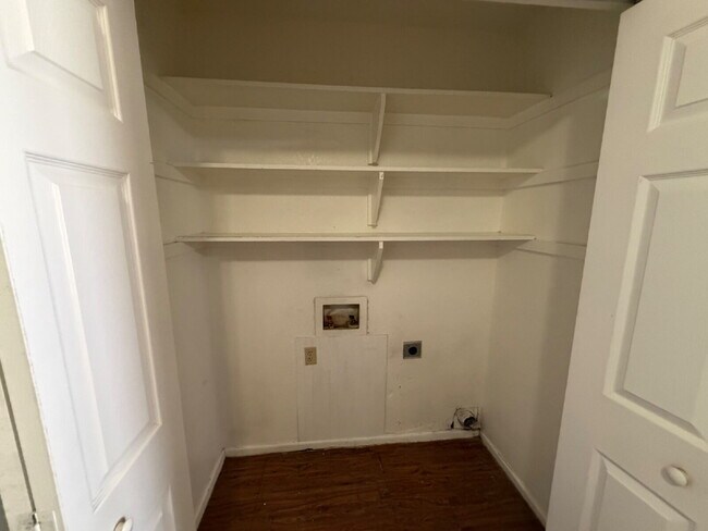 Building Photo - Duplex Located West Of University Near Parks & Movie Theater!