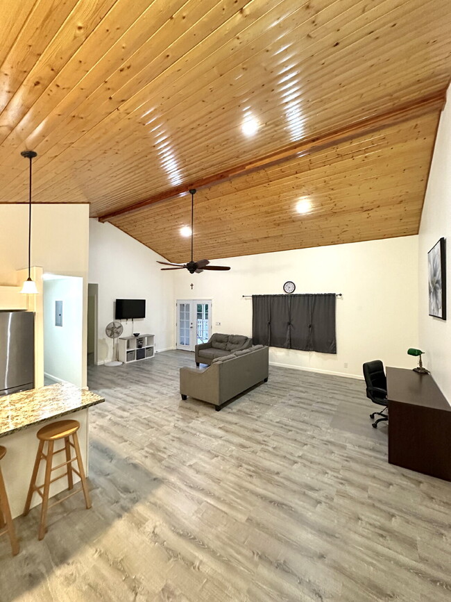 Building Photo - Available Now!  Spacious 3bd/2ba Home in HPP
