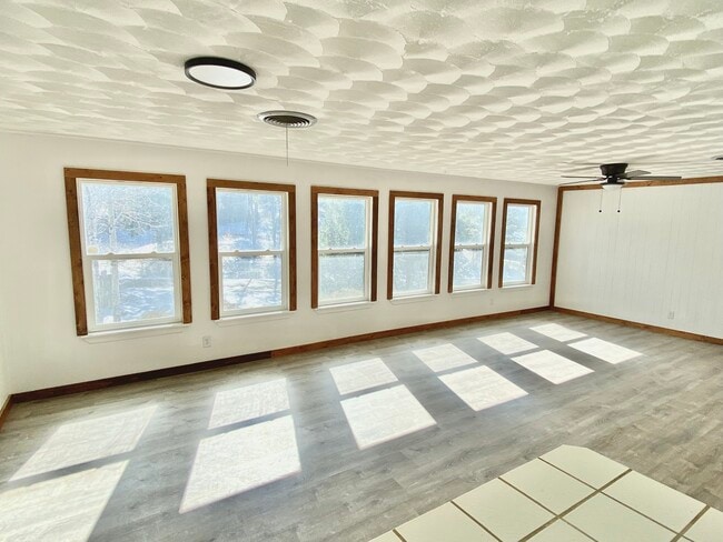 Primary Photo - 405 Mary Dr