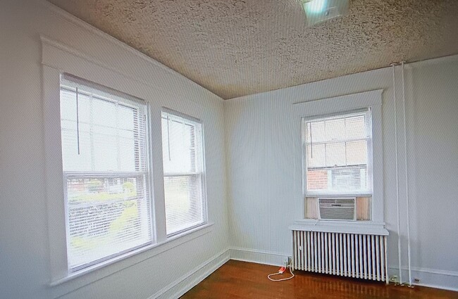 Building Photo - Minutes to Campus / 5 Bedroom / 2 Bathroom