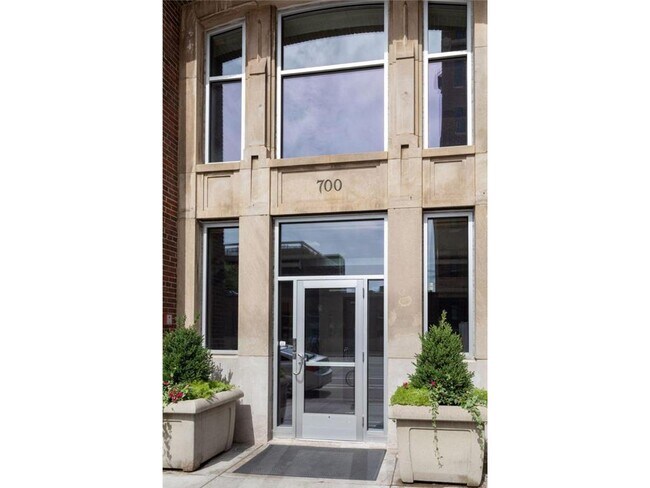 Building Photo - 700 N Washington Ave