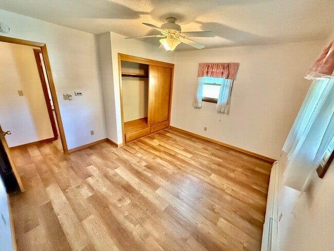 Building Photo - 4 Bedroom - 2 Bath Ranch Style Home with 2 car attached garage in Loveland, Colorado