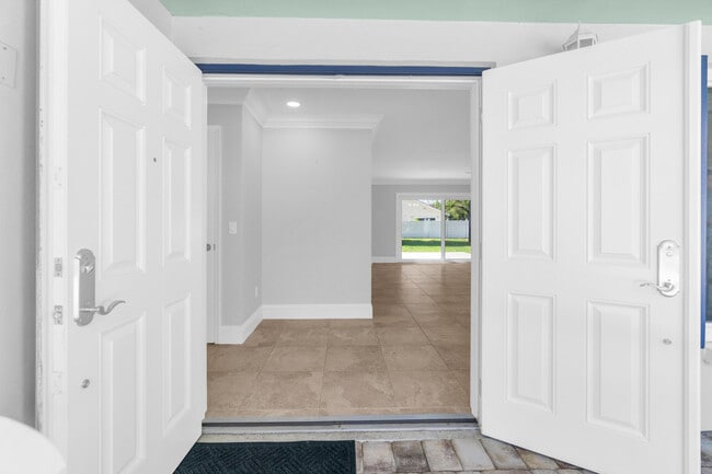 Building Photo - 1180 SW 17th St