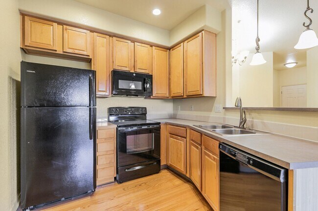 Building Photo - Top-Floor Condo with Unbeatable Mountain Views!