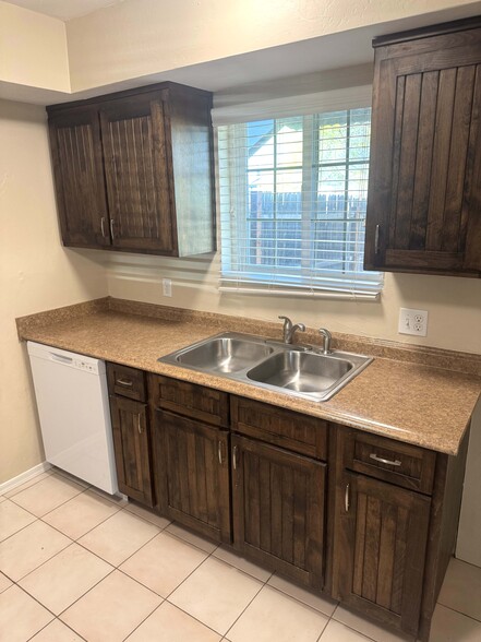 Kitchen (2) - 198 N Santa Rita Ave