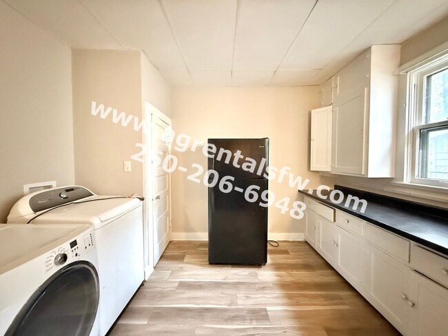 Building Photo - 3 Bedroom House