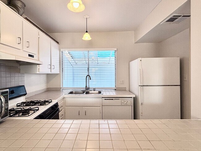 Building Photo - Loft-Style Townhouse for Rent!