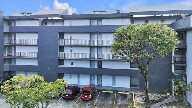 Building Photo - 210 Fontainebleau Blvd