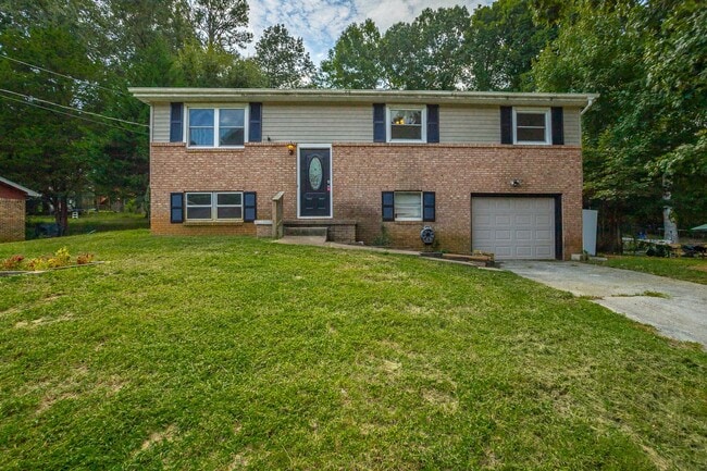 Building Photo - Spacious House in Hixson