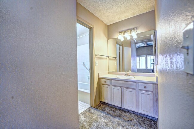 Building Photo - 1155 Lakeside Dr