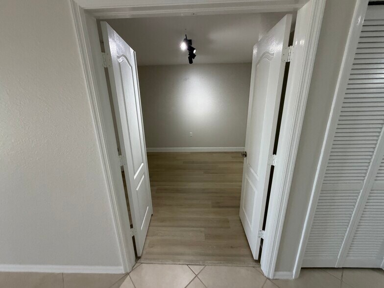 Building Photo - 8550 Kingbird Loop