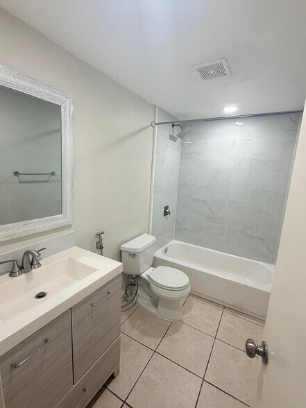 Building Photo - 9611 SW 77th Ave