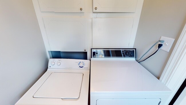 Building Photo - 218 E 33rd Pl