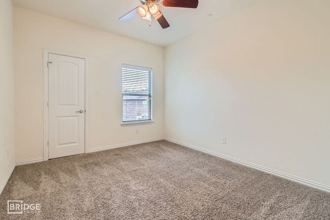Building Photo - 1349 Lakecrest Ln