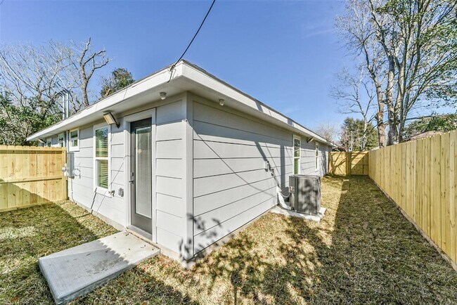 Building Photo - 5714 Beldart St