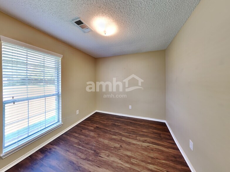 Building Photo - 6501 Gardenia Dr