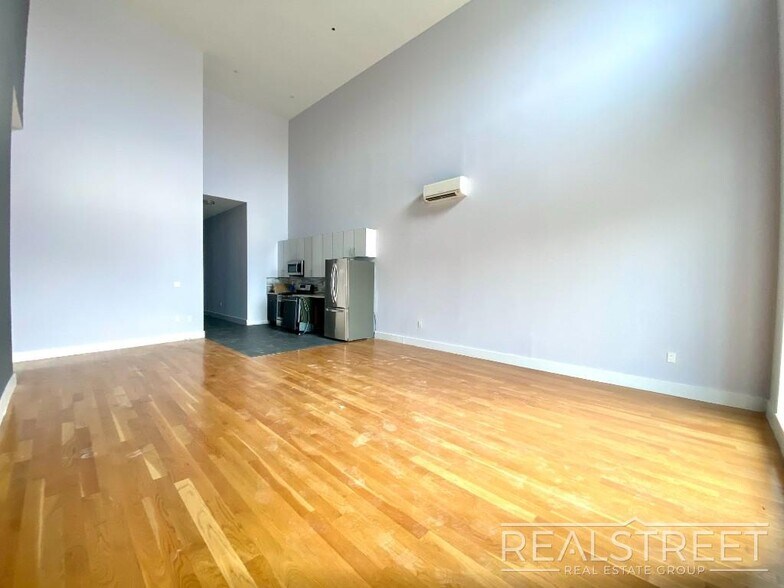 Building Photo - LUXURY PENTHOUSE 2 BR Loft WITH PRIVATE ROOF DECK in Queens! + 1 MONTH FREE!