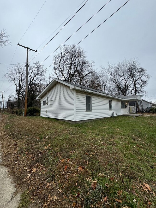 Building Photo - 3 bedroom/1 bath house w/shed