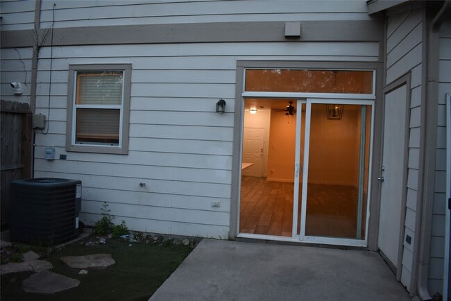 Building Photo - 16048 Limestone Lake Dr