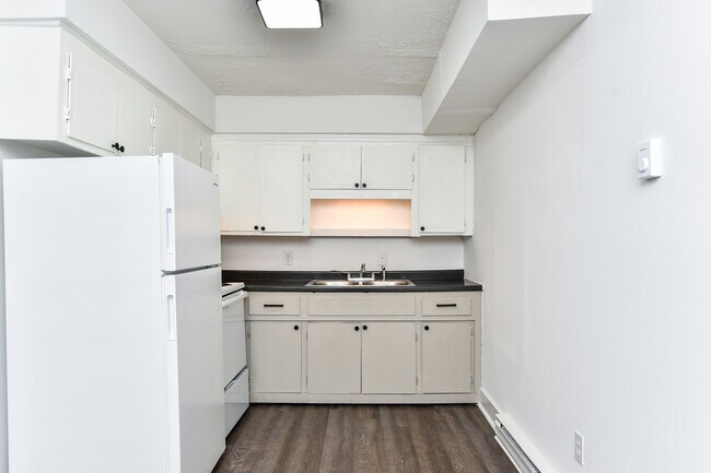 Building Photo - 405 Lily St