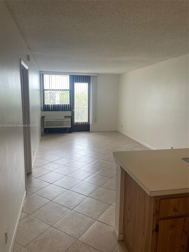 Building Photo - 2771 Riverside Dr